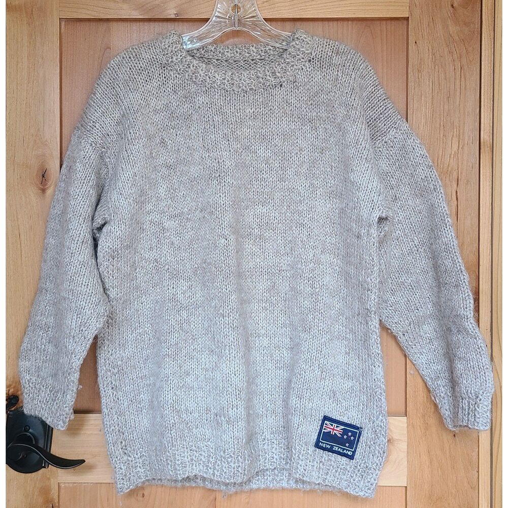 New Zealand 100% Wool Gray Beige Sweater MEDIUM Warm Winter Closet Staple‎ M